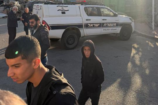 الشرطة الإسرائيلية تقتحم بيت عزاء وتجبر مسجداً على إغلاق مكبرات الصوت بتل السبع