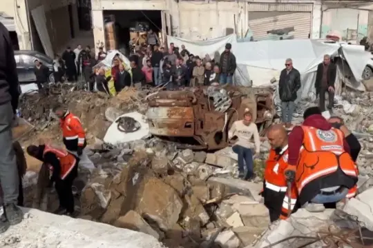 الدفاع المدني ينتشل رفات 16 شهيدًا من تحت الأنقاض في غزة