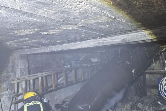 الدفاع المدني: شظية تدمر منزلا من ثلاثة طوابق وتسبب حريقا وأضرارا هائلة في سلفيت