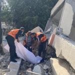 انتشال رفات ثلاثة شهداء من تحت أنقاض منزل في خان يونس