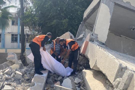 انتشال رفات ثلاثة شهداء من تحت أنقاض منزل في خان يونس