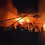 الجهات الرسمية تتفقد موقع حريق كبير اندلع في أحد مصانع الحديد في بيت لحم