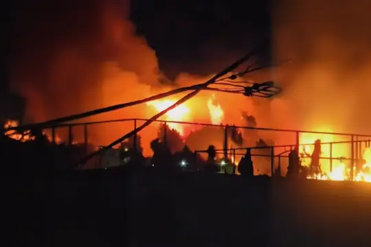 الجهات الرسمية تتفقد موقع حريق كبير اندلع في أحد مصانع الحديد في بيت لحم