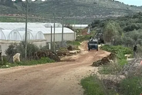الاحتلال يخطر بإزالة عشرات البيوت الزراعية بالجلمة ومزارعون يواجهون خسائر فادحة