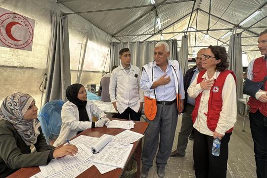وفد اللجنة الدولية للصليب الأحمر يطلع على التحديات الصحية في قطاع غزة