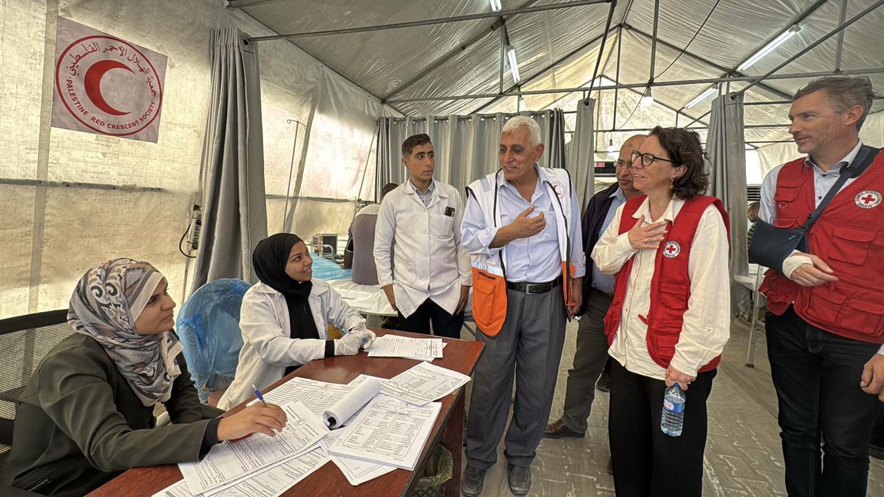 زيارة تهدف لدعم جهود الهلال الأحمر وتعزيز التعاون في مواجهة الأزمة الطبية المستمرة