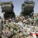 الجيش الإسرائيلي ينقل نفايات ومخلفات بناء إلى غزة
