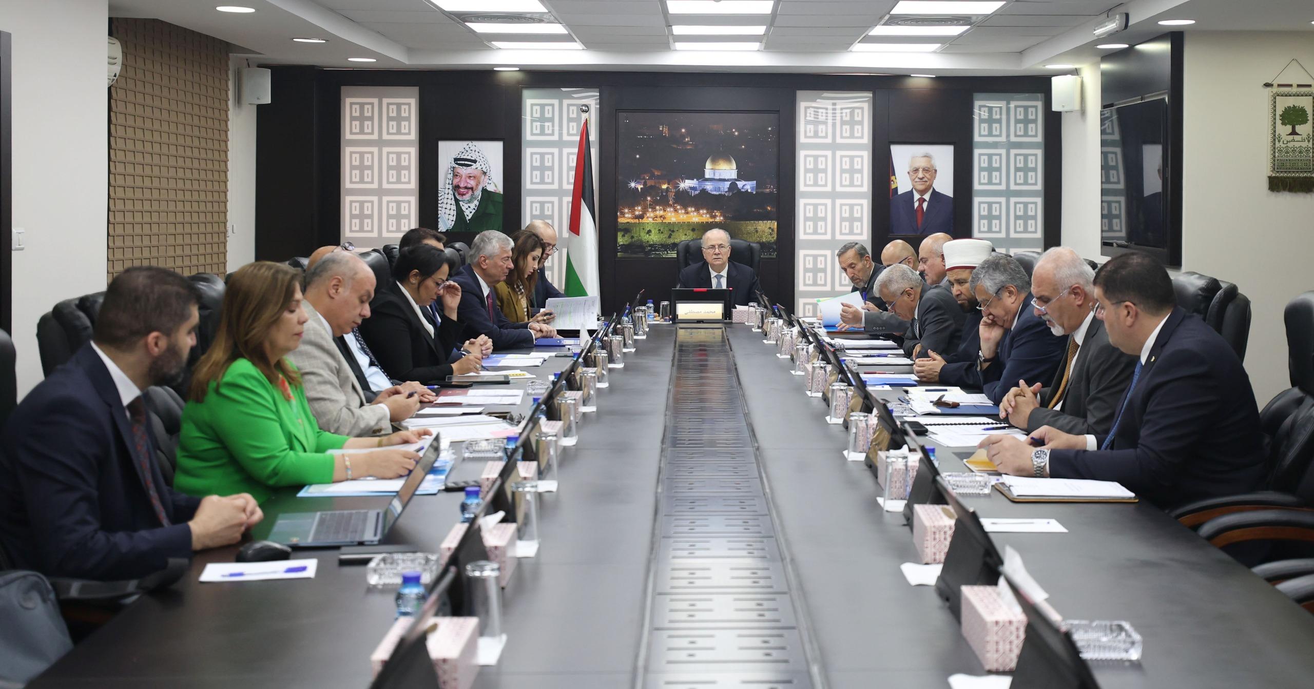 ويطالب بتدخل دولي لعلاج جرحى غزة ويبحث تصاعد اعتداءات المستوطنين والأوضاع المالية