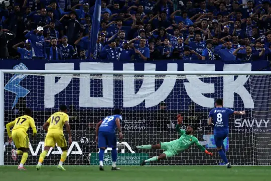 الهلال يقلب الطاولة على النصر ويبتعد بصدارة الدوري السعودي