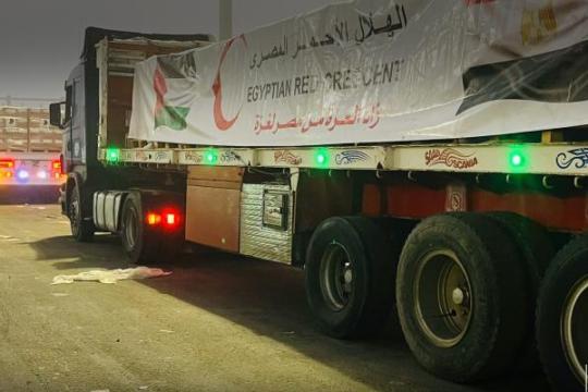 الهلال الأحمر المصري يطلق قافلة زاد العزة من مصر إلى غزة 99