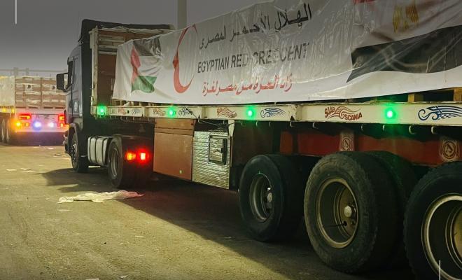 الهلال الأحمر المصري يطلق قافلة زاد العزة من مصر إلى غزة 99