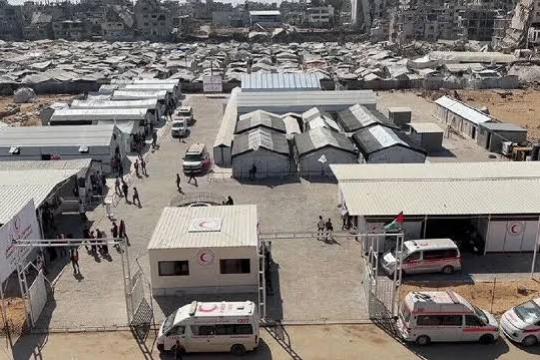 الهلال الأحمر يدشن مستشفى ميدانيًا شمال غزة بسعة 70 سريرًا