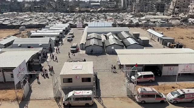 الهلال الأحمر يدشن مستشفى ميدانيًا شمال غزة بسعة 70 سريرًا