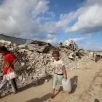أسوشيتد برس: إسرائيل تبني نقطة تفتيش ضخمة تقسم غزة إلى قسمين