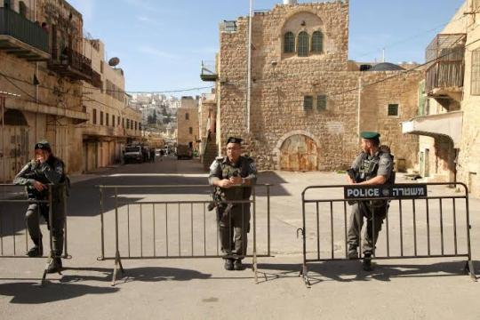 الاحتلال يبدأ بسقف صحن المسجد الإبراهيمي