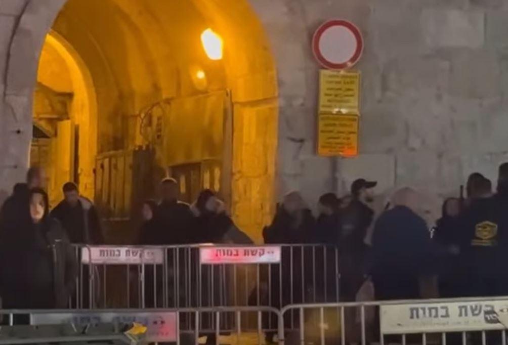 المقدسيون يؤدون صلاة التراويح في الشوارع بعد منعهم من دخول المسجد الأقصى لليوم السادس عشر