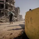 الاحتلال يستهدف شخصين جنوبي غزة بزعم تجاوزهما "الخط الأصفر"