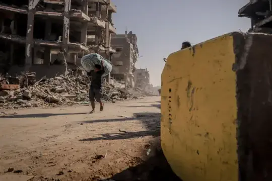 الاحتلال يستهدف شخصين جنوبي غزة بزعم تجاوزهما "الخط الأصفر"