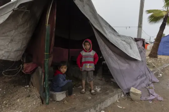 خطر خفي في العتمة.. القوارض تغزو مخيمات النزوح في غزة