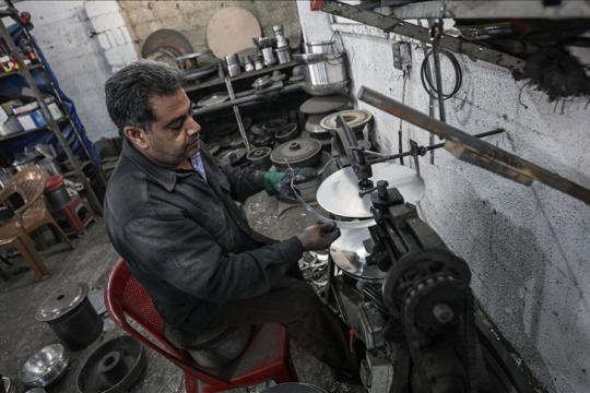 القطاع الصناعي في غزة يواجه انهيارًا غير مسبوق: خسائر فادحة وتعطل شبه كامل للإنتاج