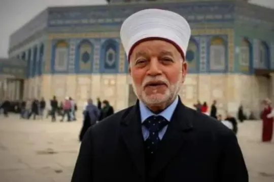 الاحتلال يجدد إبعاد مفتي القدس الشيخ محمد حسين عن الأقصى 6 أشهر
