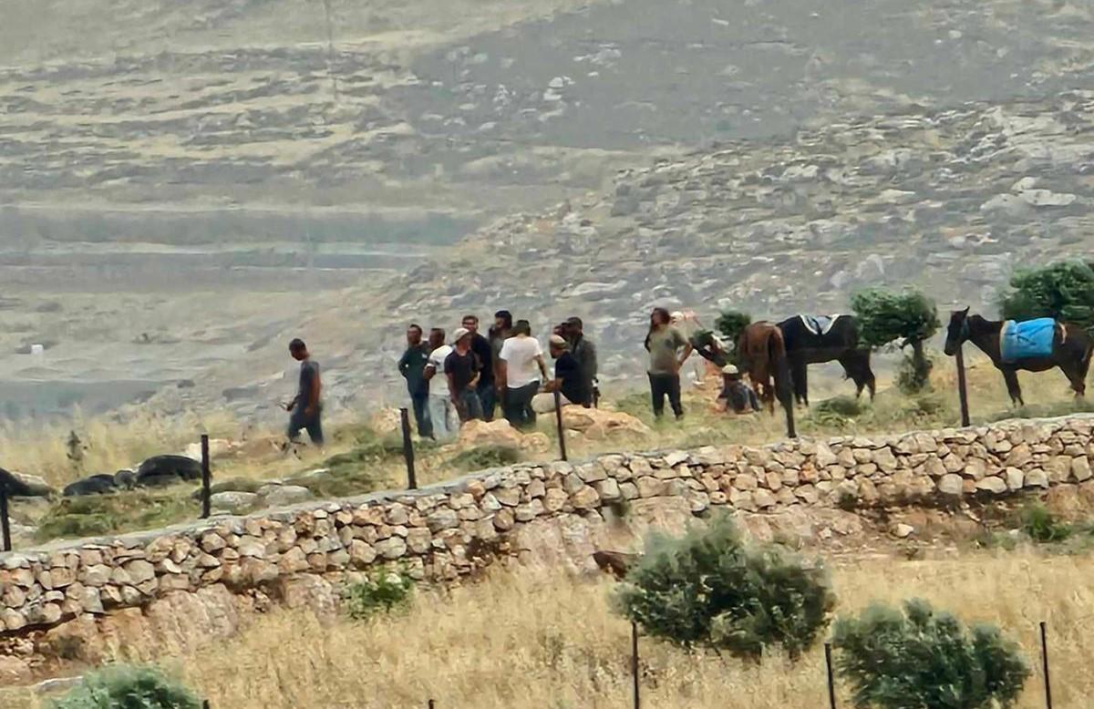 مواجهات بين الأهالي والمستوطنين بعد وصولهم إلى المنطقة السكنية برفقة أبقارهم وتصاعد التوتر في القرية