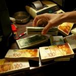 إسرائيل تواصل اقتطاع أموال المقاصة وتجمّد مئات الملايين من الشيكل