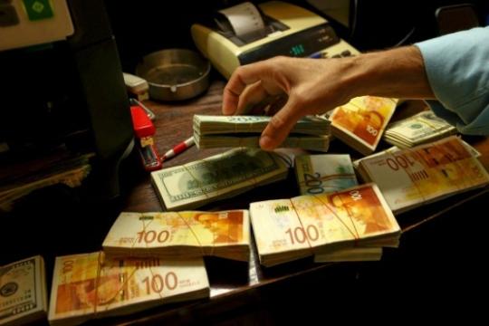 إسرائيل تواصل اقتطاع أموال المقاصة وتجمّد مئات الملايين من الشيكل