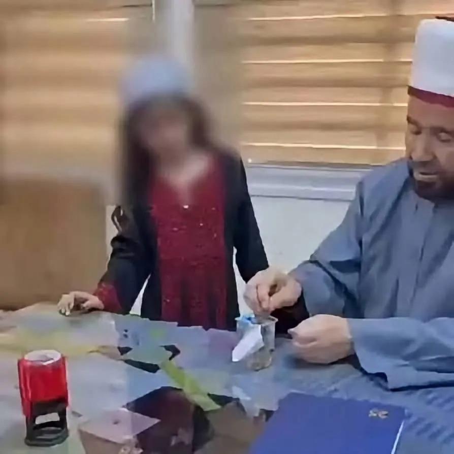 عقب قراءة الرقية الشرعية على طفلة، ثم يدعوها إلى شربه