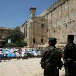 قوات الاحتلال تمنع خروج المصلين بعد صلاة الجمعة في بيت لحم