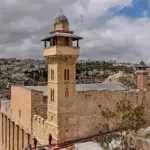 عشرات من أعضاء الكنيست يوقعون على مشروع قانون لفرض السيادة على الحرم الإبراهيمي بأكمله