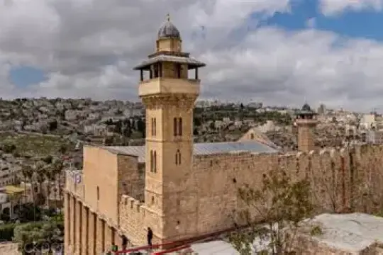 عشرات من أعضاء الكنيست يوقعون على مشروع قانون لفرض السيادة على الحرم الإبراهيمي بأكمله