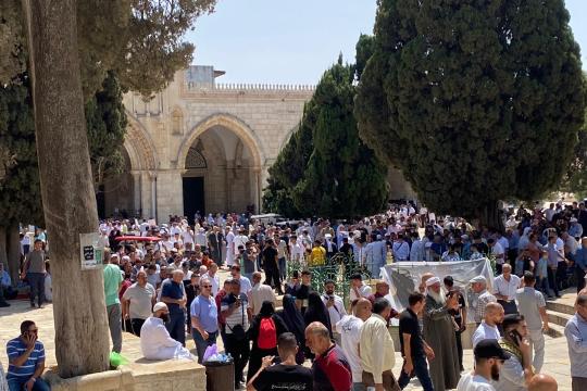 أهالي الداخل يتوافدون إلى المسجد الأقصى للرباط والصلاة فيه