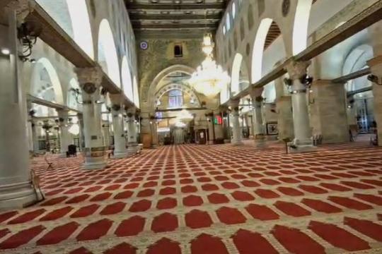 الاحتلال يمنع أداء صلاتي العشاء والتراويح في المسجد الأقصى ويغلق مداخل القدس