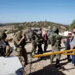 المستوطنون يعتدون على قرية في قلقيلية ويهجون عائلات من مساكنها بالقدس