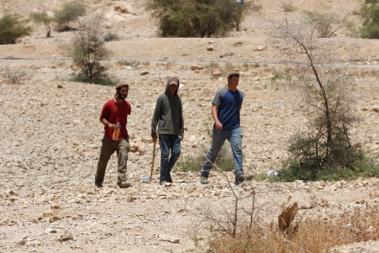 اعتداءات متجددة تطال الأهالي والمتضامنين الأجانب في المغير