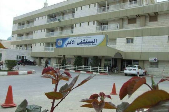 الاحتلال يطلق قنابل الغاز صوب المستشفى الأهلي ويغلق طرقًا في الخليل