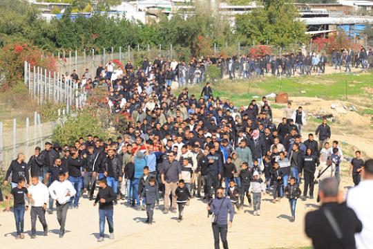 الآلاف يشاركون في تشييع جثمان شهيد ارتقى برصاص الاحتلال بالنقب