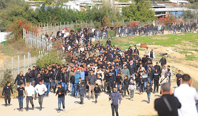 الآلاف يشاركون في تشييع جثمان شهيد ارتقى برصاص الاحتلال بالنقب