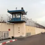 تقرير لـ "بتسيلم": السجون الإسرائيلية تحولت إلى "معسكرات تعذيب" ممنهجة واستشهاد 84 أسيراً