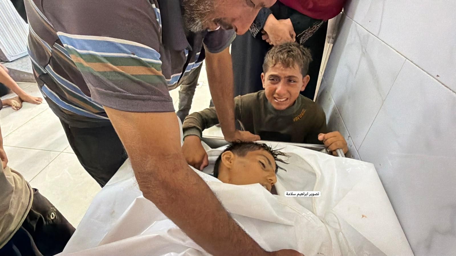 محدث: 3 شهداء بينهم طفل برصاص وقصف الاحتلال في عدة مناطق بقطاع غزة