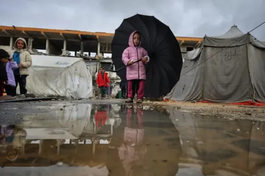 خيام مهترئة ومنازل مدمّرة.. الدفاع المدني يدق ناقوس الخطر جنوب غزة