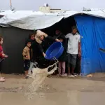 حين يصبح فصل الشتاء عدوًا.. نازحو غزة ينتظرون الفرج في خيام مهترئة