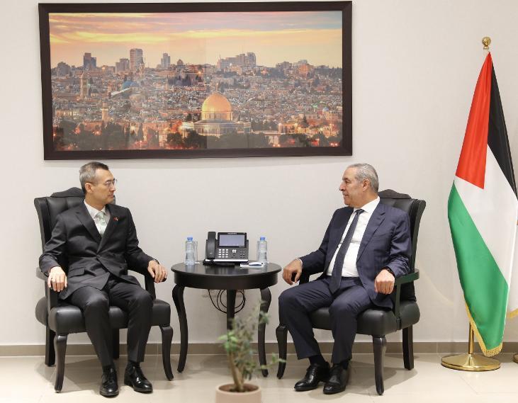 نائب الرئيس الفلسطيني يشيد بمواقف بكين الداعمة للحقوق الفلسطينية ويستعرض تطورات الأوضاع في الضفة وغزة