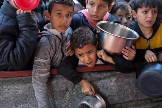 مرصد: إسرائيل تستغيل الانشغال بحرب إيران لتجويع المدنيين بغزة