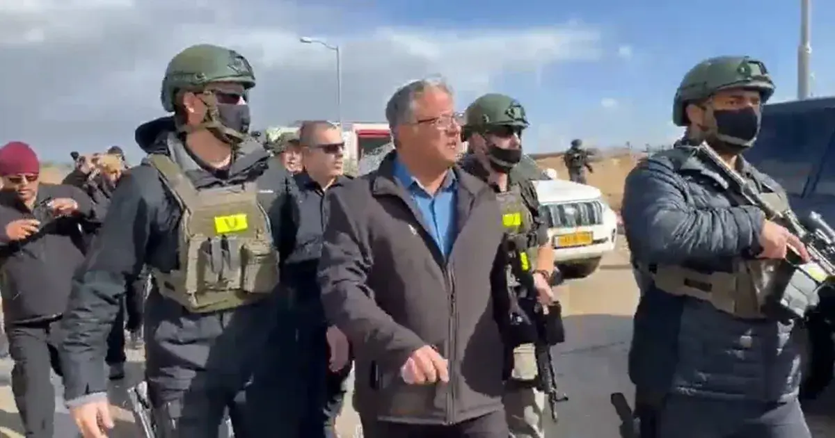 مئات من عناصر الشرطة يفرضون حصاراً كاملاً على البلدة عقب مواجهات اندلعت خلال جولة استفزازية للوزير المتطرف