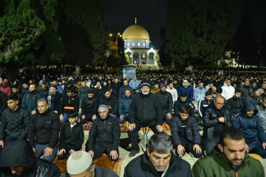 60 ألف مصلٍ يؤدون صلاة العشاء والتراويح في المسجد الأقصى رغم قيود الاحتلال