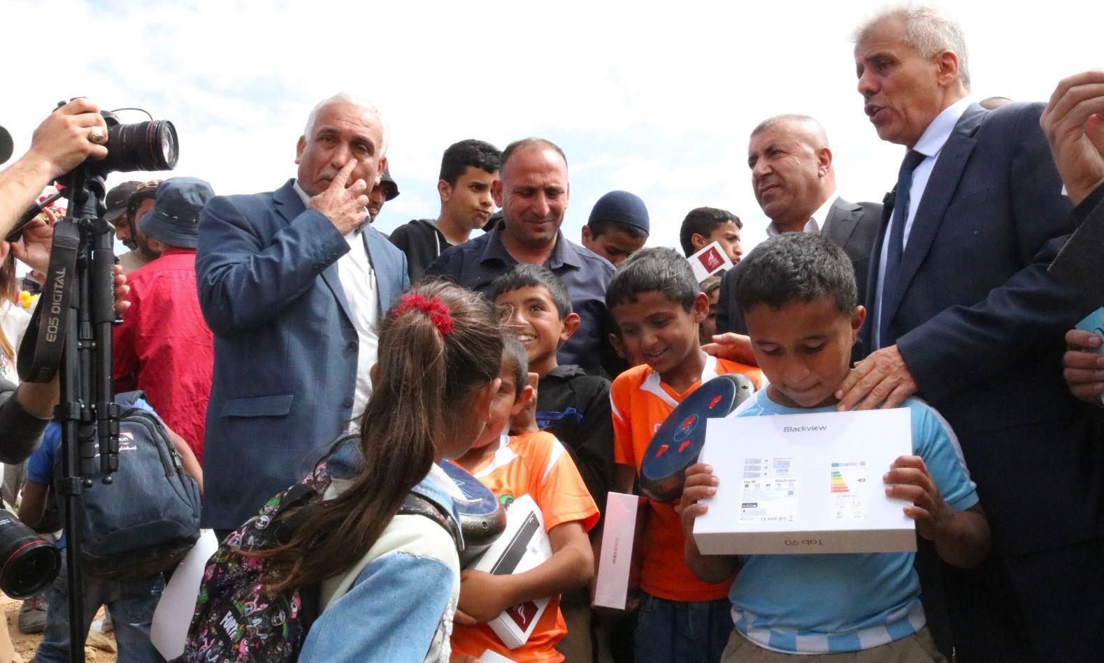 الحكومة تؤكد دعم التعليم في المناطق المستهدفة وتعلن توفير حافلة لنقل الطلبة