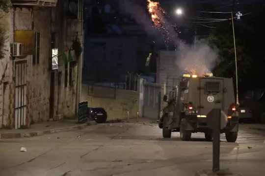 اقتحامات واعتداءات واسعة للاحتلال والمستوطنين في الضفة الغربية وإصابات واعتقالات