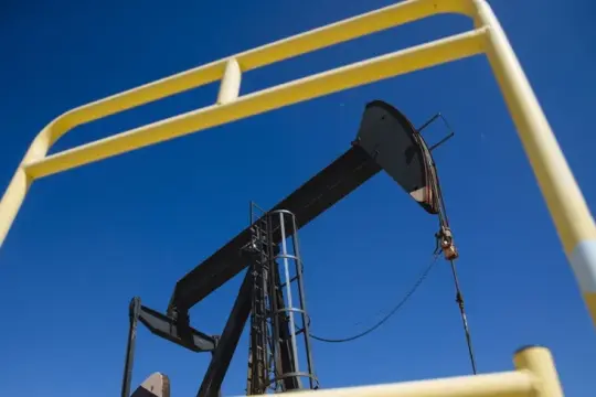 مخاطر تعطل مضيق هرمز تدفع أسعار النفط نحو اختبار قمم 120 دولاراً